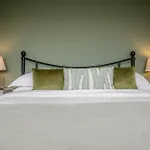 אורחן Queens Head 4*