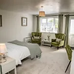 אורחן Queens Head 4*