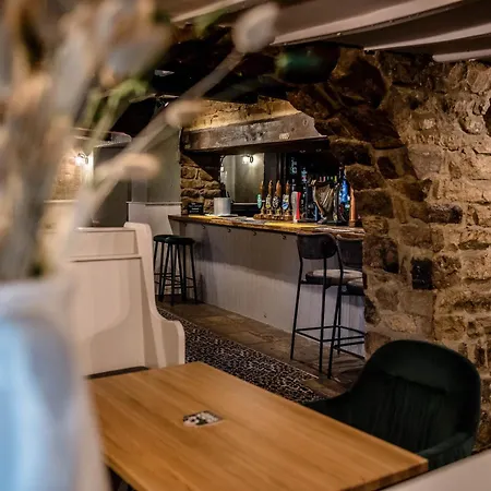 Queens Head 4* לייבורן