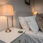 Queens Head 4*